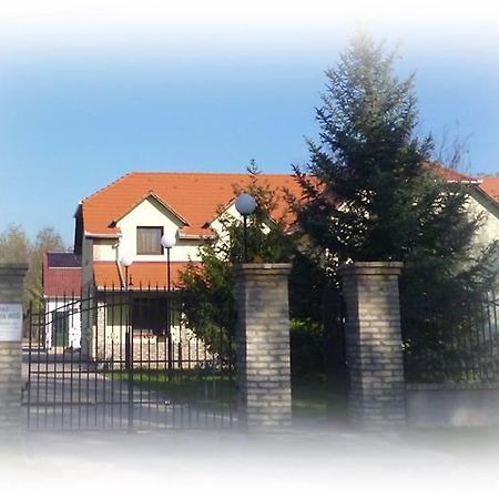 Kiraly Lovastanya Panzio Bed and Breakfast Janoshalma Exteriör bild