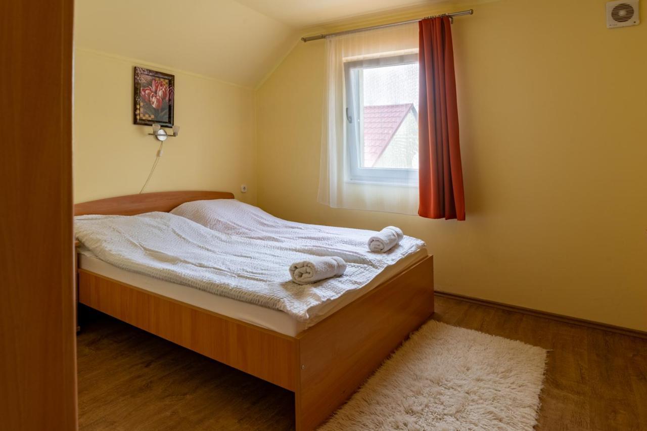 Kiraly Lovastanya Panzio Bed and Breakfast Janoshalma Exteriör bild